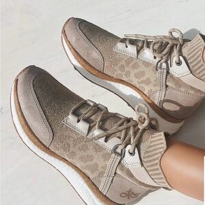 OTBT Hybrid Khaki Sneakers Platform High Top